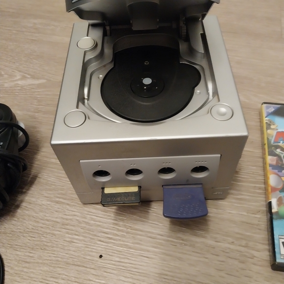 Game Cube - Picture 3 of 3